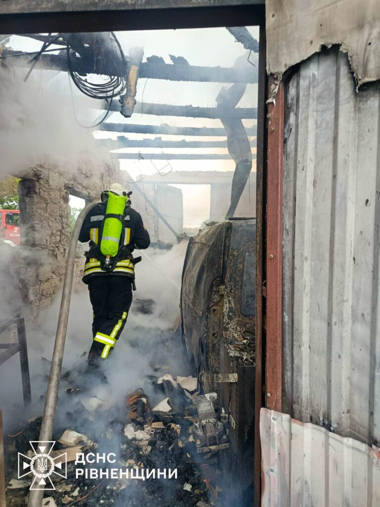 Масштабна пожежа на Дубенщині: рятувальники відвоювали у вогню два житлові будинки 3 Рятувальники захищають сусідні будинки від пожежі