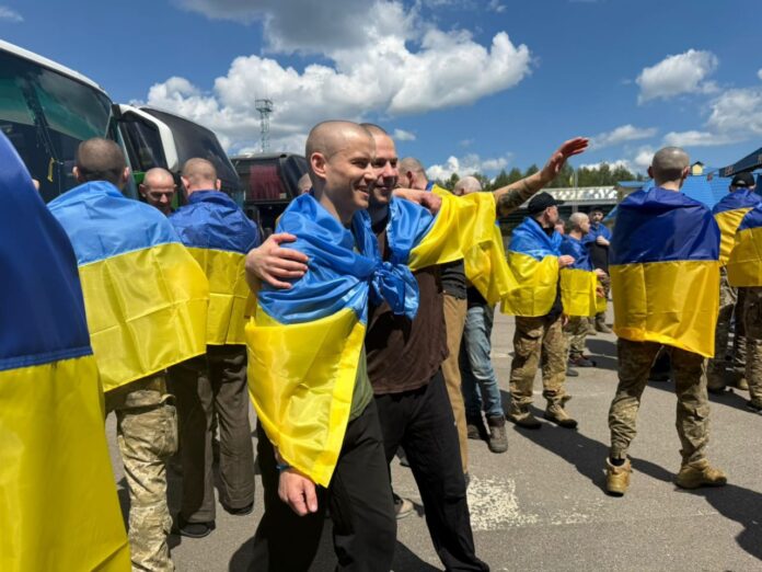 Сьогодні повертаються додому з російської неволі ще 185 українських захисників та 1 цивільний