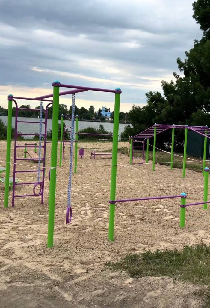 Новий спортивний майданчик з'явився на Басовому Куті у Рівному (ФОТО) 3 Спортивне обладнання на новому майданчику