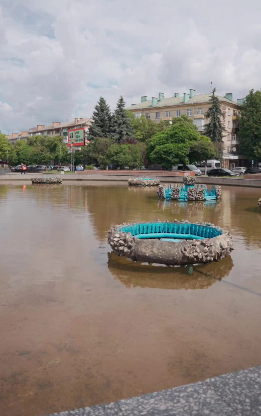 У центрі Рівного облаштують сухий фонтан У центрі Рівного облаштують сухий фонтан