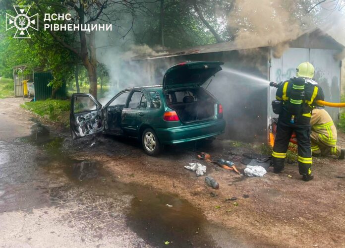 У Рівному горів автомобіль У Рівному посеред дня спалахнув легковик