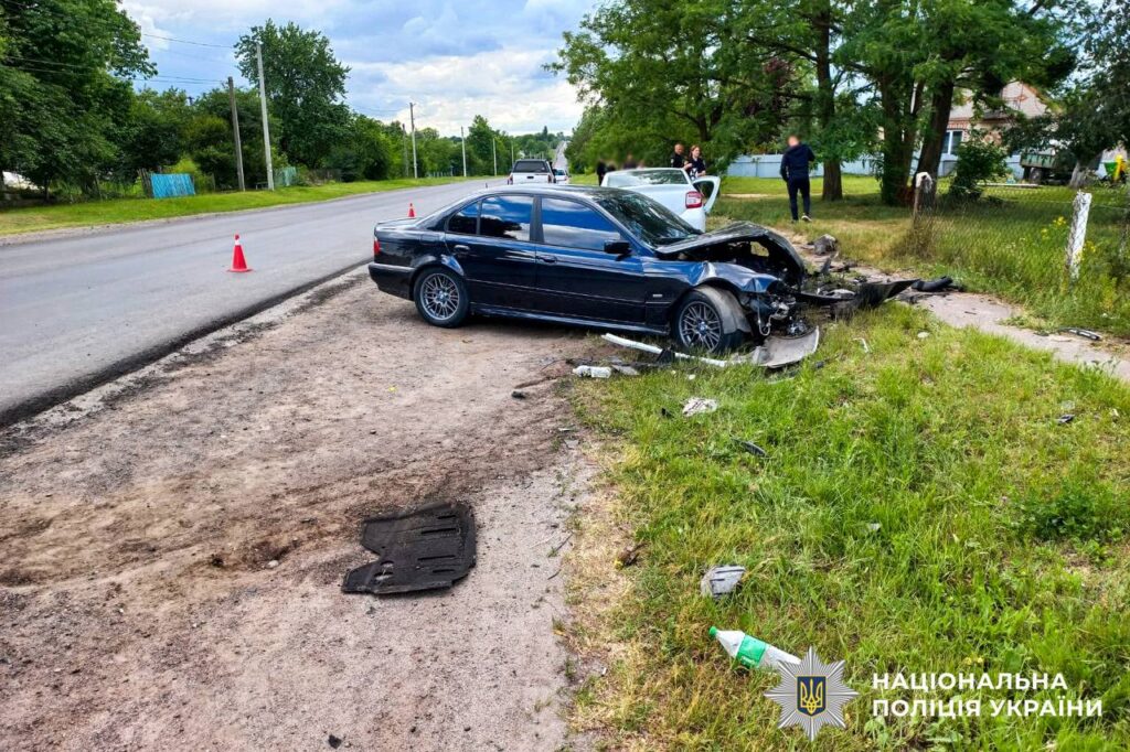 Уламки транспортних засобів на трасі Доманово Кове