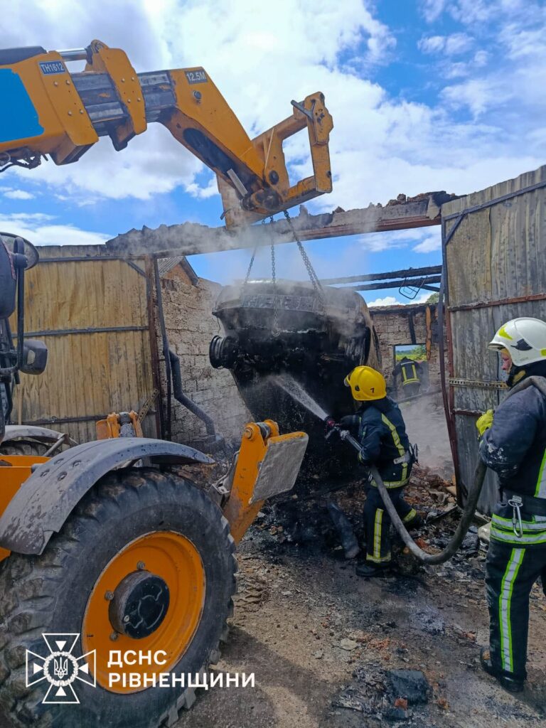 Масштабна пожежа на Дубенщині: рятувальники відвоювали у вогню два житлові будинки 4 Знищений вогнем гараж у Пустоіванному