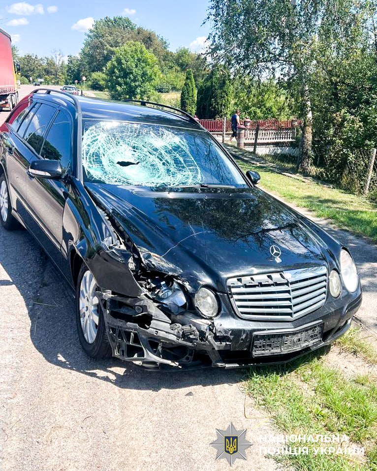 На Рівненщині під колеса Mercedes потрапив 17-річний юнак на мотоциклі 1 Автомобіль Mercedes учасник аварії