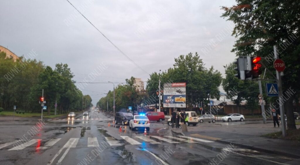 У Рівному біля автовокзалу зіткнулися два автомобілі (ФОТО) 1 ДТП у Рівному