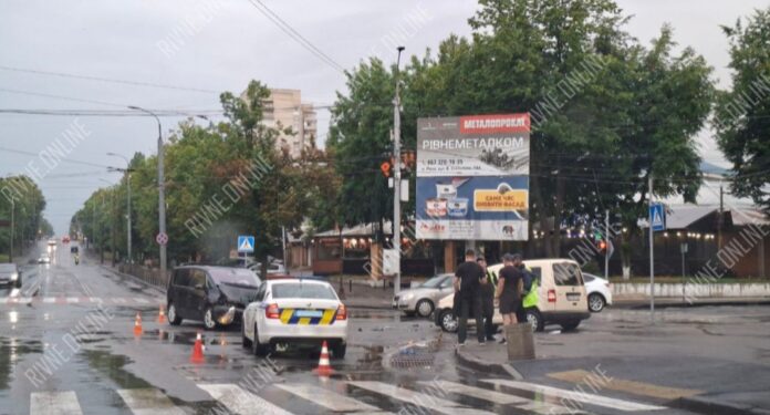 ДТП у Рівному по вулиці Київській зіткнулися два автомобілі