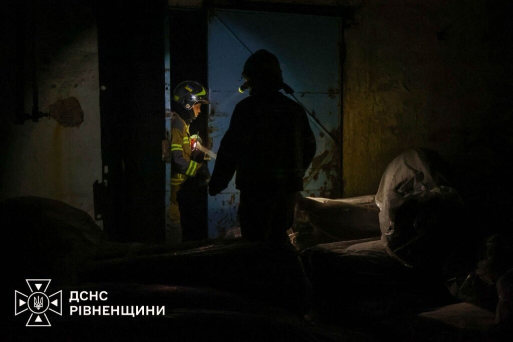 Гасіння пожежі у виробничому цеху