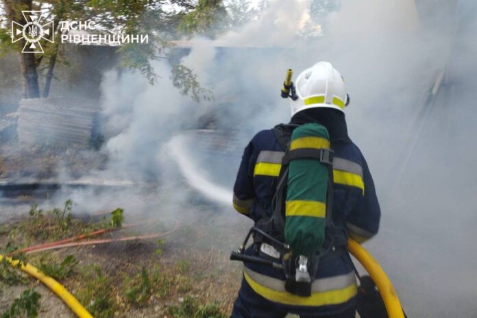 Вчора ввечері у Радивилові рятувальники ліквідували пожежу в приватному господарстві Вчора ввечері у Радивилові рятувальники ліквідували пожежу в приватному господарстві