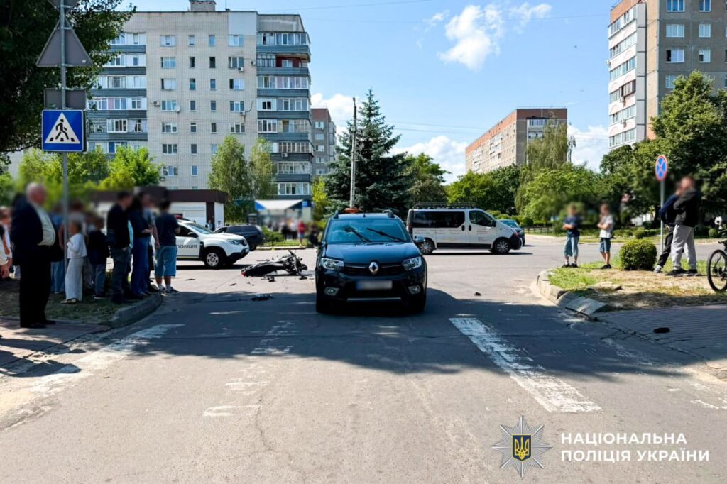 ДТП у Вараші: травмувалися водій та пасажир мотоцикла 1