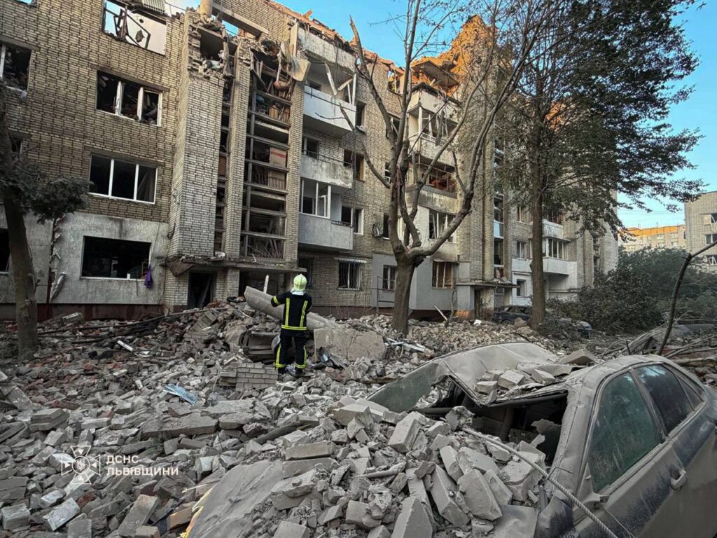 22 ракети на Львів: у місті є влучання, під завалами шукають людей 3 Львів атака 30 липня