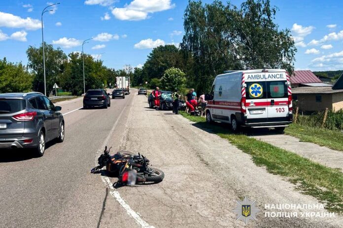 Мелики працюють на місці ДТП 17-річний юнак на мотоциклі