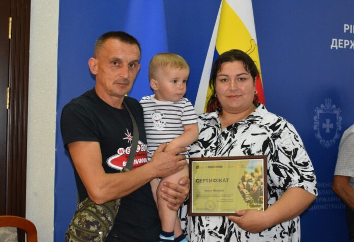 На Рівненщині 29 ветеранів і членів родин загиблих Захисників України отримали сертифікати на житло