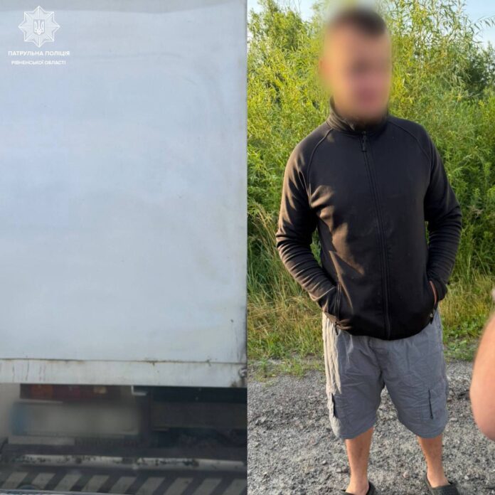 На Рівненщині патрульні виявили у громадянина підроблене посвідчення водія На Рівненщині патрульні виявили у громадянина підроблене посвідчення водія