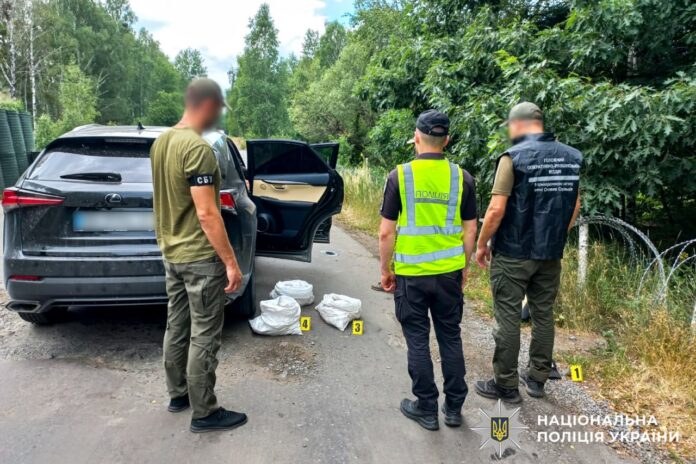 На Рокитнівщині прикордонники вилучили понад 20 кілограмів бурштину На Рокитнівщині прикордонники вилучили понад 20 кілограмів бурштину