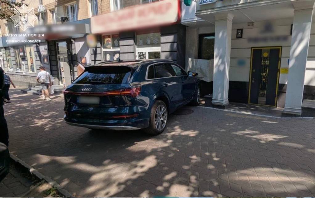 У Рівному п’яна водійка Audi протаранила магазин 1 Наслідки тарана магазину нетверезою водійкою Audi