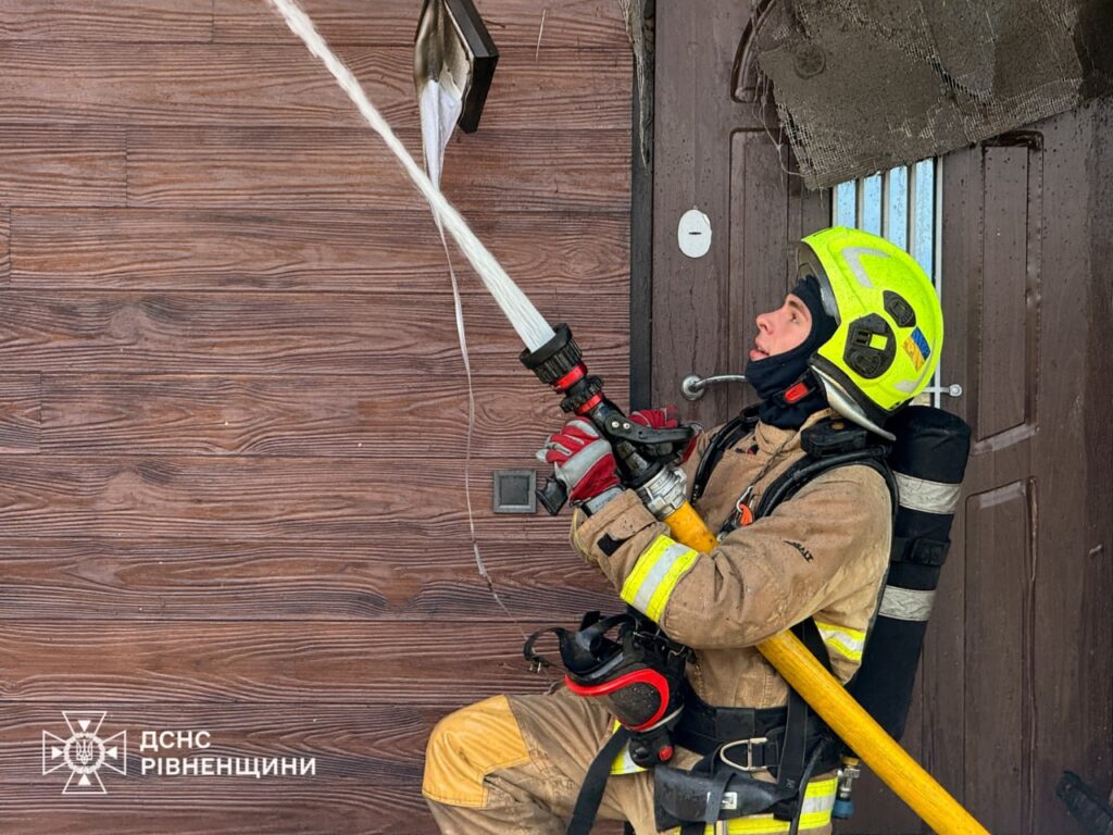 У Рівному на вулиці Горліса-Горського палав житловий будинок: що відомо (ФОТО) 2 Наслідки займання покрівлі приватного будинку