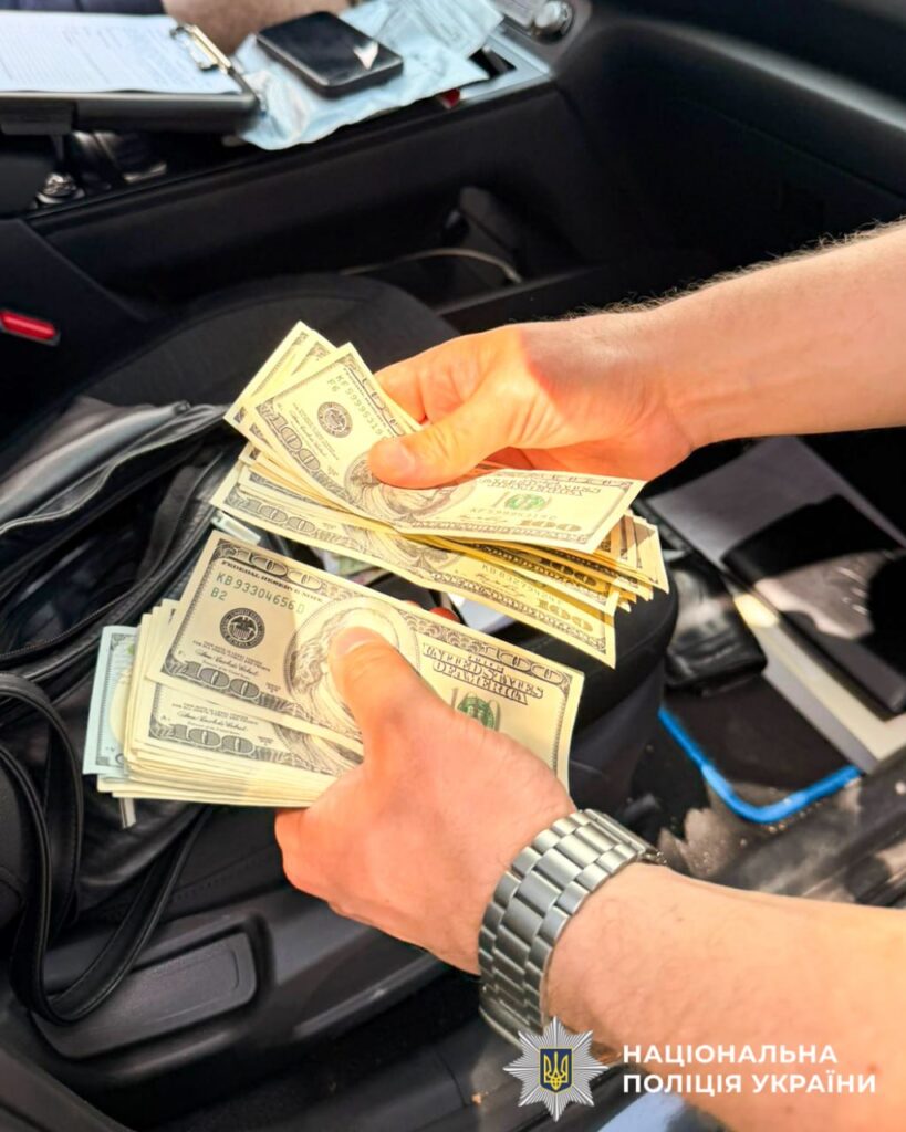 2500$ за «групу»: на Рівненщині двом лікарям повідомили про підозру 2 Обшуки за місцем роботи фігурантів справи