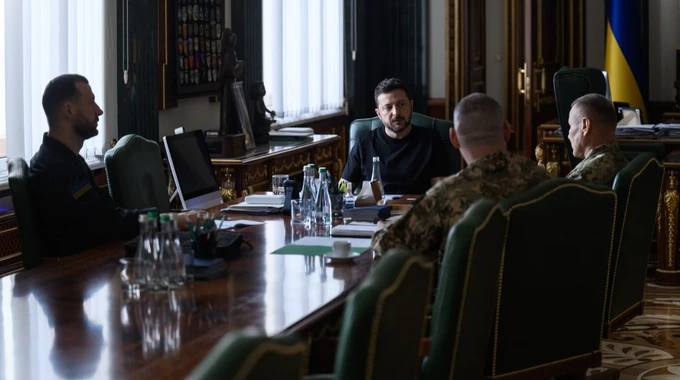Зеленський продовжує зустрічатися з військовими командирами 1