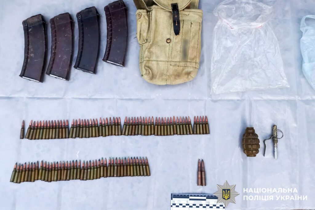 На Рокитнівщині зупинили авто: виявили цілу купу боєприпасів 3