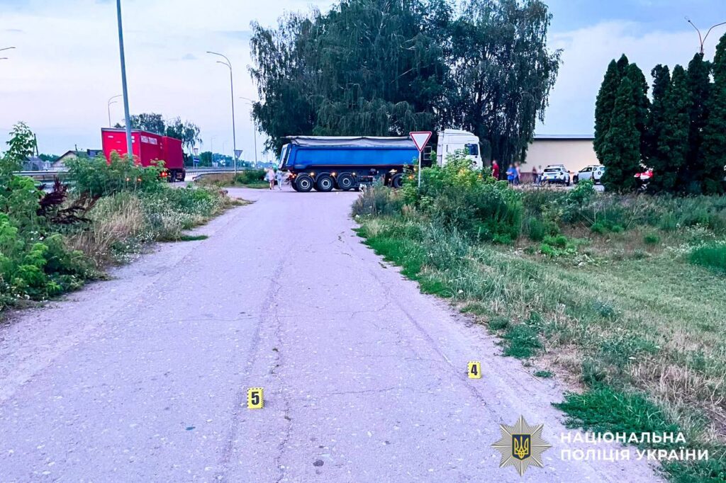 На трасі Київ-Чоп у Рівненському районі фура зіткнулася з двома мотоциклами: є поранений (ФОТО) 1 Поліція на місці аварії біля фури