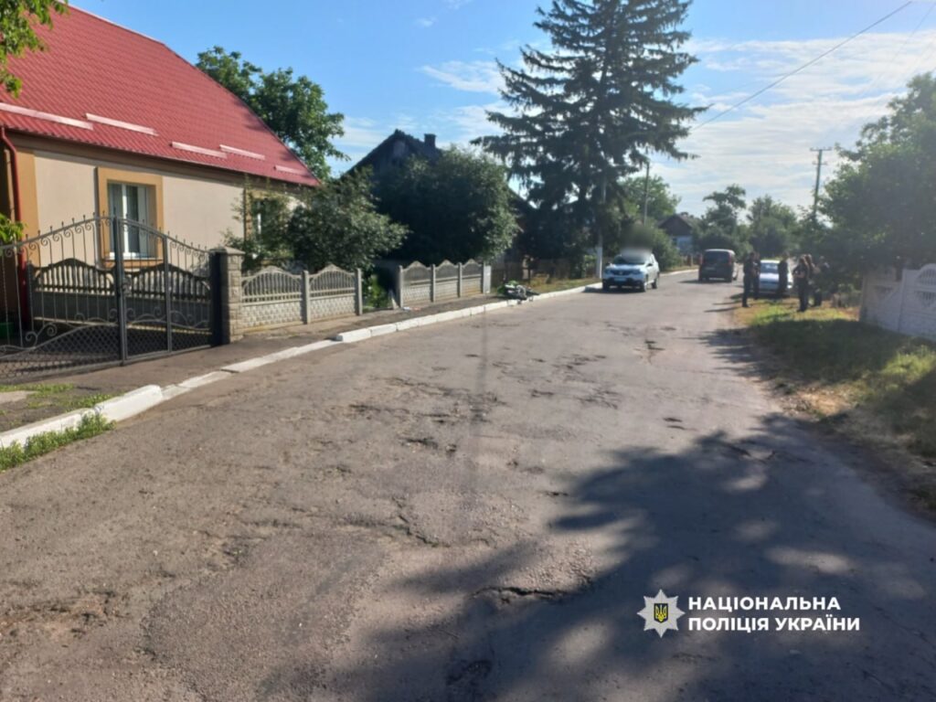 Боротьба за життя: на Рівненщині 17-річний мотоцикліст отримав тяжкі травми в ДТП 1 Поліція оглядає місце аварії з 17-річним мотоциклі