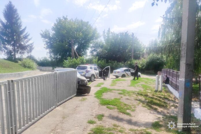 водій врізався в паркан і відправив поліцейську до лікарні
