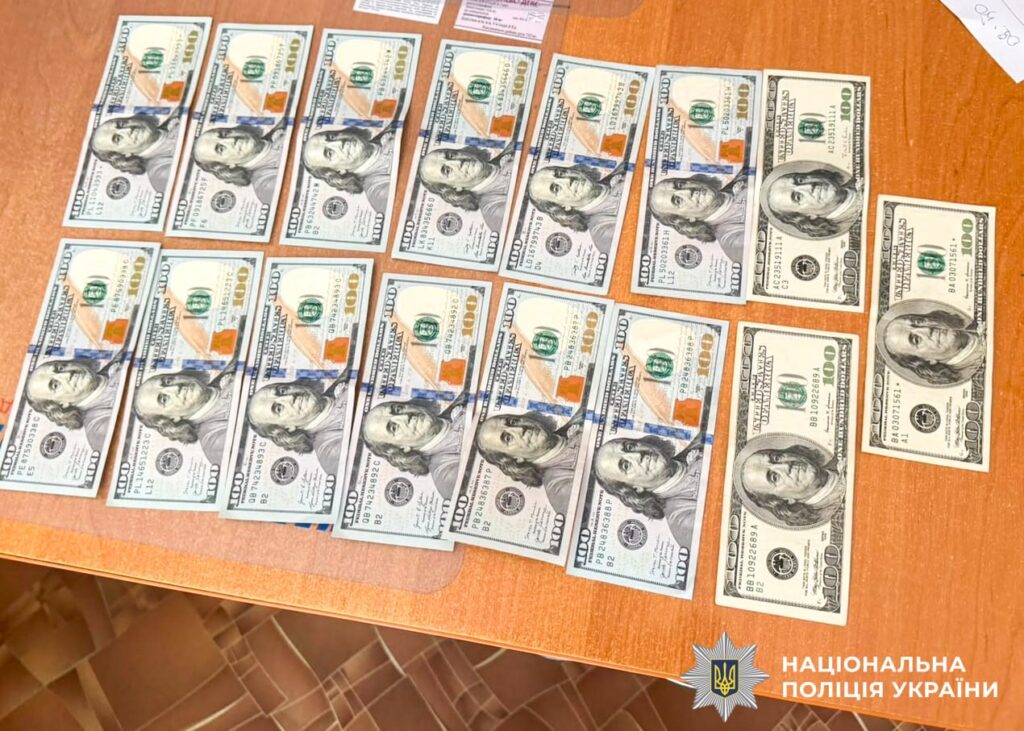 2500$ за «групу»: на Рівненщині двом лікарям повідомили про підозру 3 Правоохоронці вилучили понад 83 тисячі доларів