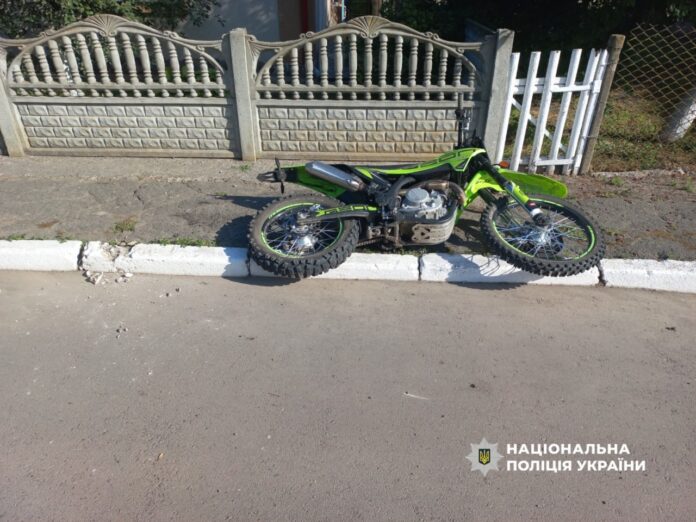 Розбитий мотоцикл біля бетонного паркана 17-річний мотоцикліст отримав тяжкі травми в ДТП