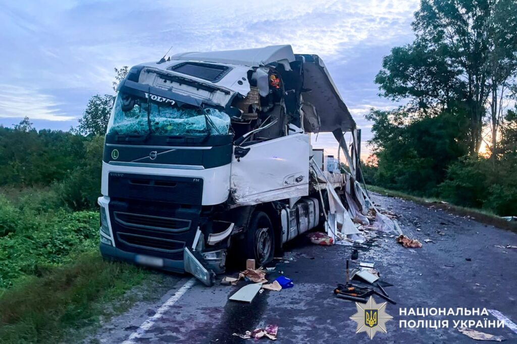 Розтрощена кабіна вольво після нічної аварії