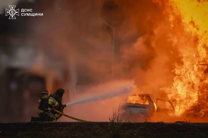 Рятувальники ліквідують пожежу у Сумах Атака 5 липня