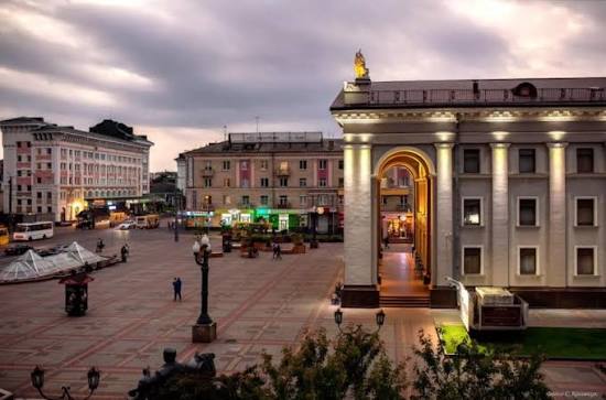 у Рівному школярки зірвали фотозону магазину