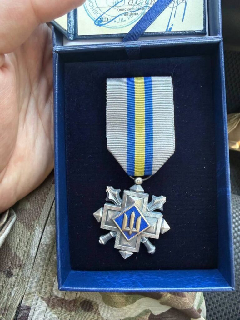 Сирський нагородив працівника ліцею з Рівного 1 Срібний хрест воїну з Рівненщини
