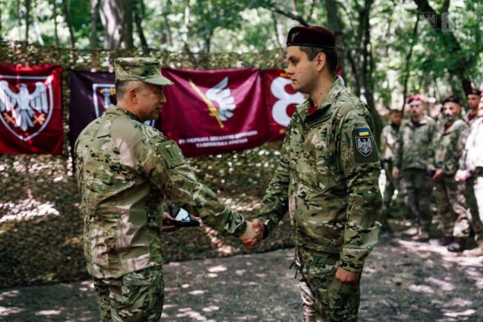 Сирський вручає срібний хрест воїну з Рівненщини Сирський нагородив працівника ліцею з Рівного