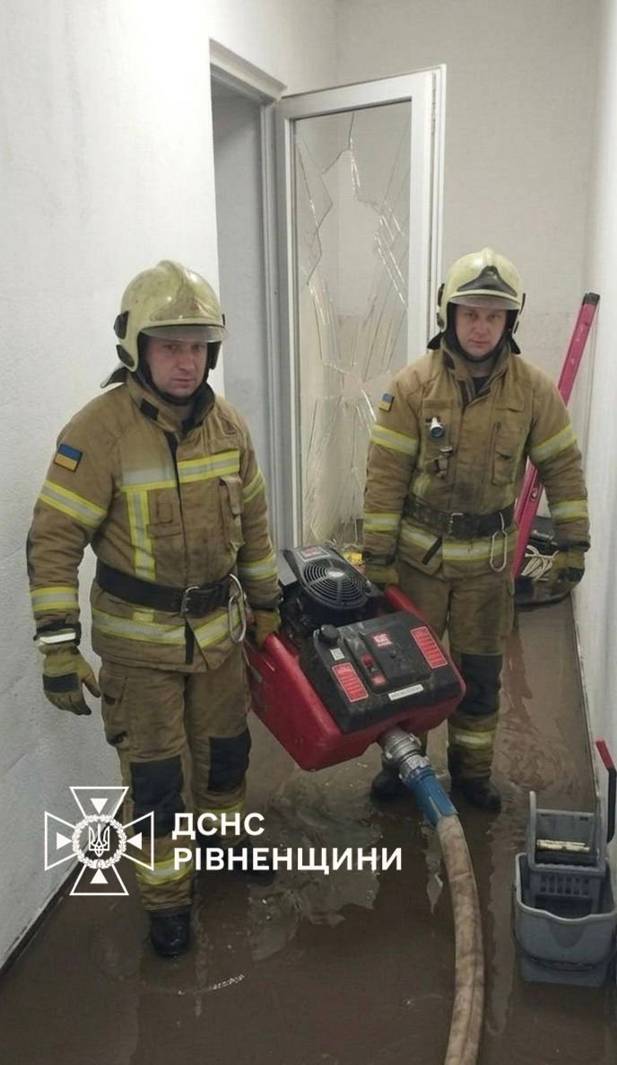 У Рівному рятувальники ліквідовують наслідки негоди У Рівному рятувальники ліквідовують наслідки негоди