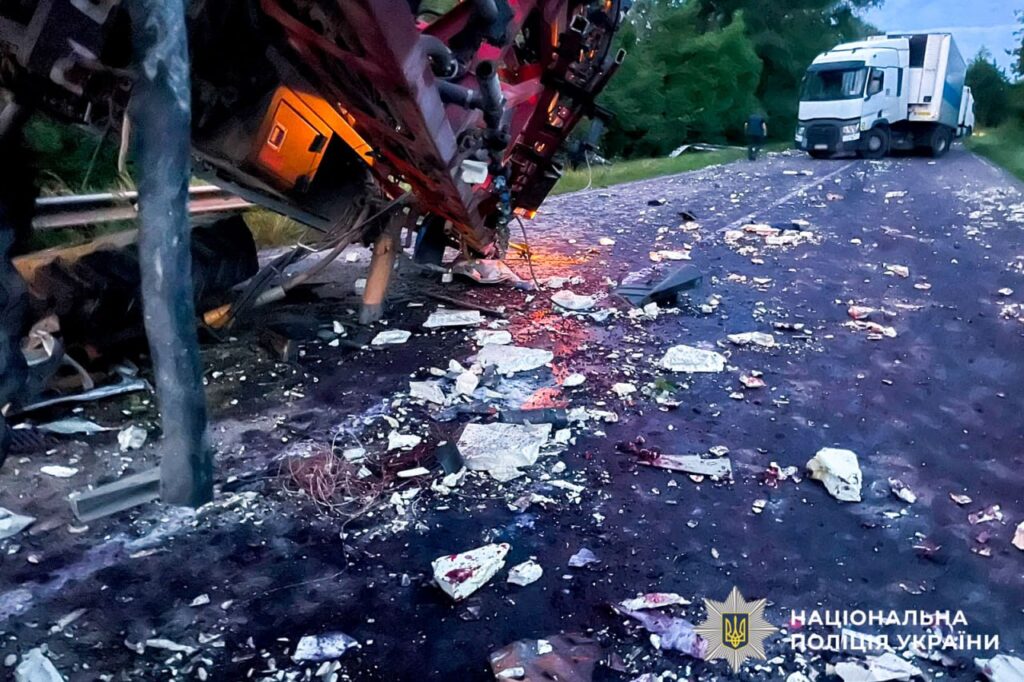 Уламки на дорозі після ДТП під Малинськом