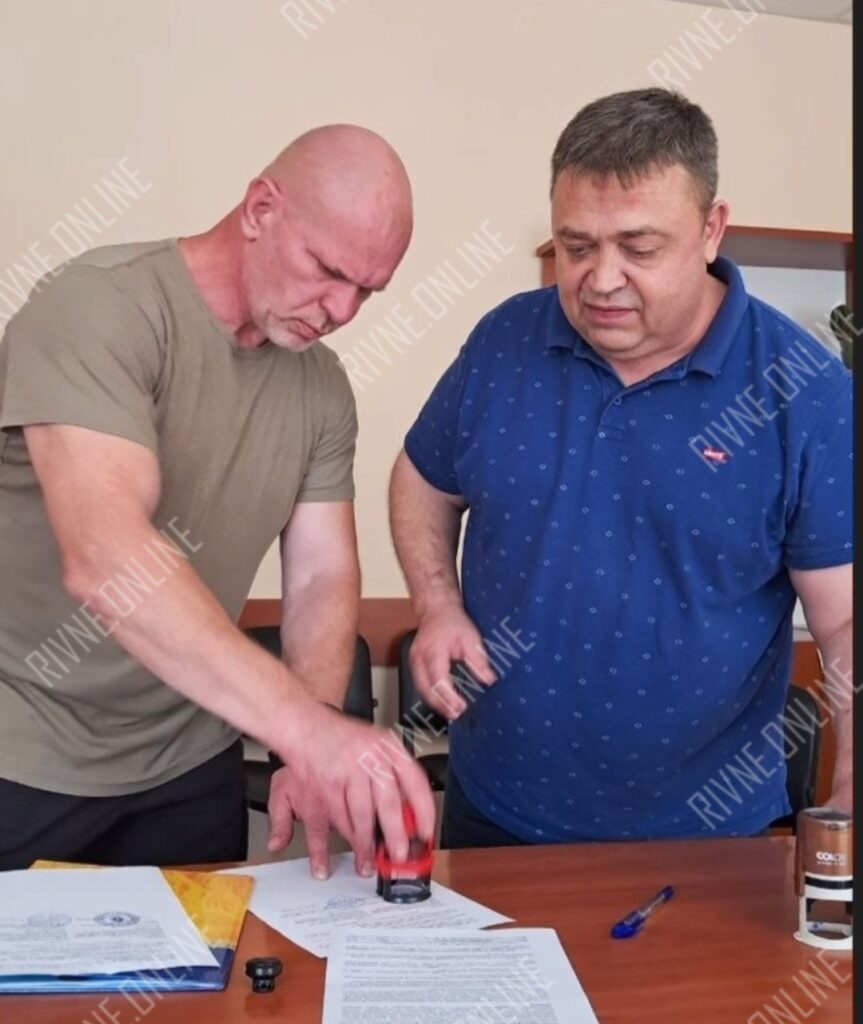 Не лише лікувати, а й повертати до життя: профспілка ветеранів Рівненщини підписала меморандум із Клеванською лікарнею 1 Віталій Павлов і Богдан Панасюк