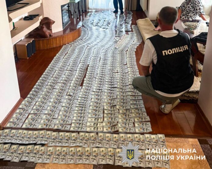 Вилучена готівка під час обшуків у медиків двом лікарям повідомили про підозру