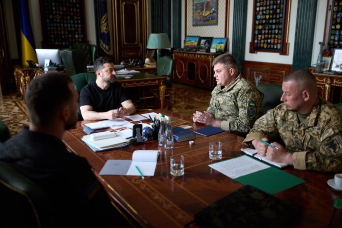 Зеленський продовжує зустрічатися з військовими командирами Зеленський продовжує зустрічатися з військовими командирами