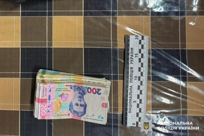 у Костополі чоловік викрав з авто 40 000 грн