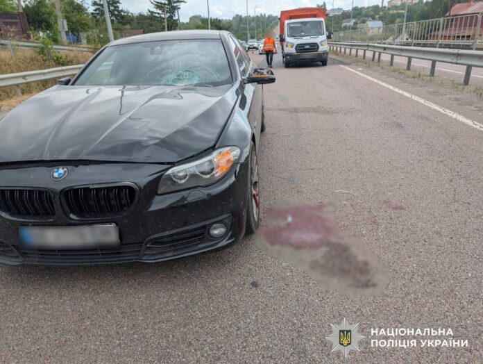 Автомобіль BMW після наїзду на дорожника Аварія біля Рівного