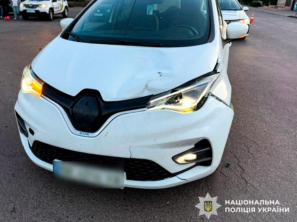 Смертельна ДТП на Грушевського у Дубні: водійка Renault збила чоловіка 1 Автомобіль Renault Zoe на місці аварії
