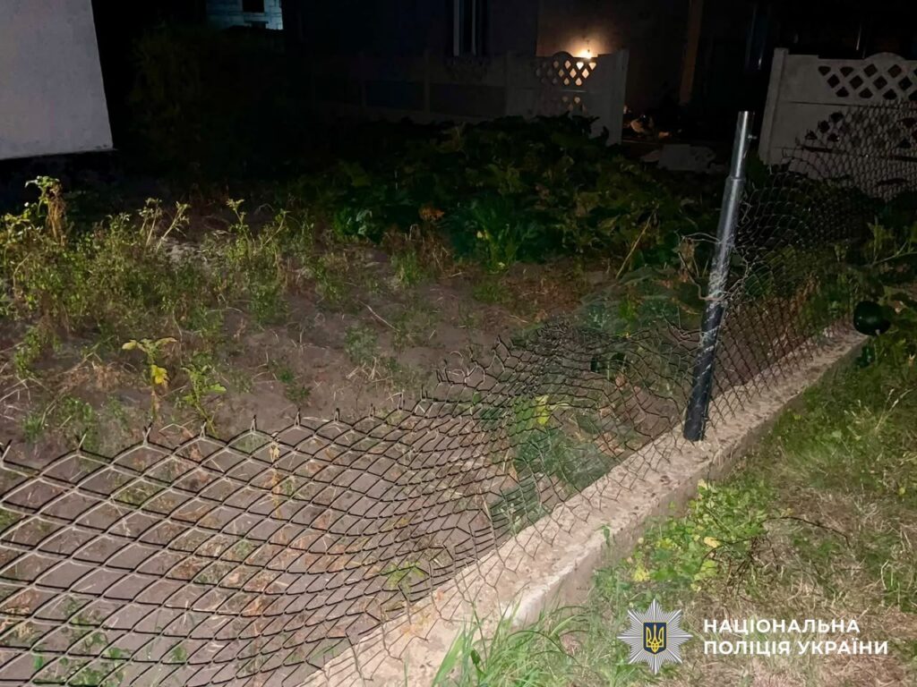 Бетонна огорожа після нічної аварії