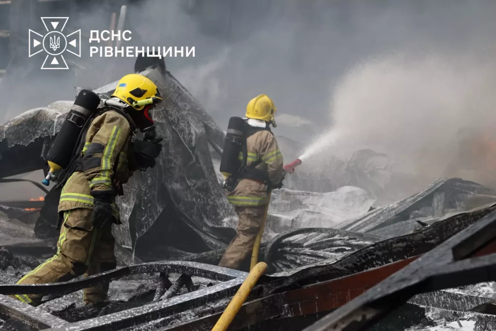 З'явилися фото з місця події: на Рівненщині майже 50 рятувальників гасили масштабну пожежу 2 Гасіння пожежі на Дубенщині