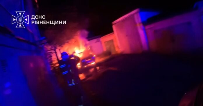 У Рівному рятувальники ліквідували пожежу легкового автомобіля