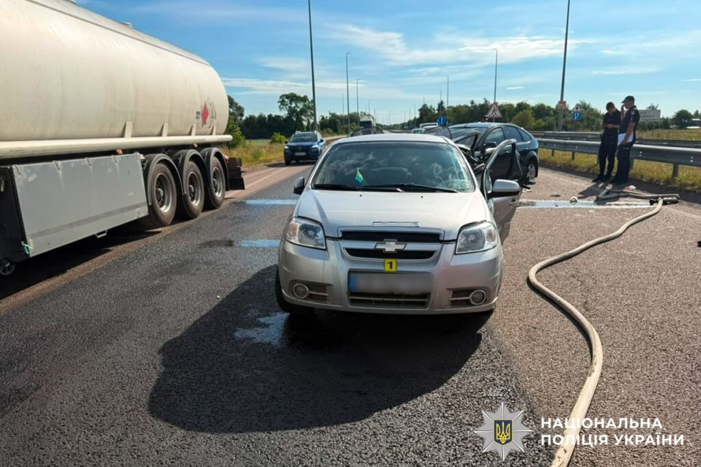 Жорстка ДТП на трасі Київ - Чоп біля Жадківки: 45-річний водій у реанімації з крововиливом у мозок 3 Легковики після зіткнення на трасі Київ – Чоп