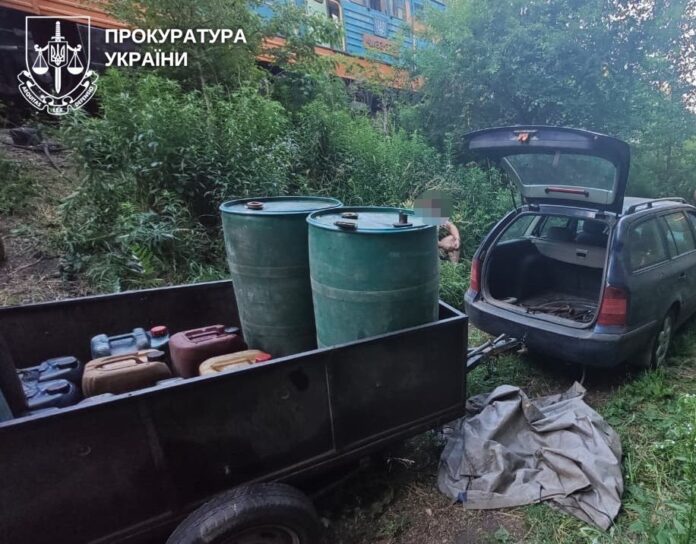 На Рівненщині судитимуть двох чоловіків, які зливали пальне з локомотива На Рівненщині судитимуть двох чоловіків, які зливали пальне з локомотива