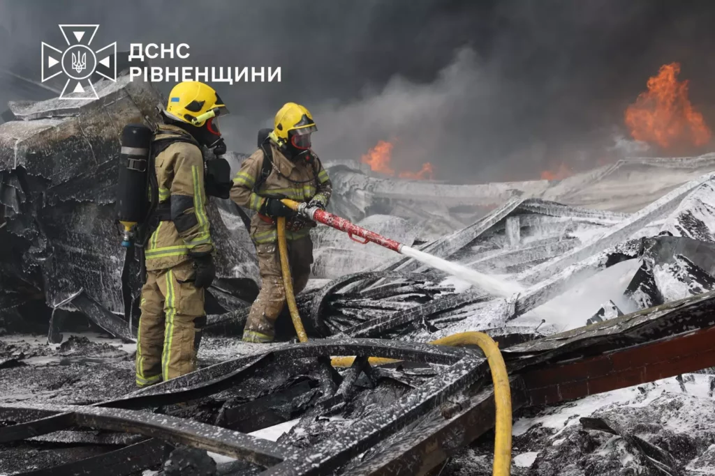 З'явилися фото з місця події: на Рівненщині майже 50 рятувальників гасили масштабну пожежу 3 Наслідки масштабної пожежі на Рівненщині.jpg