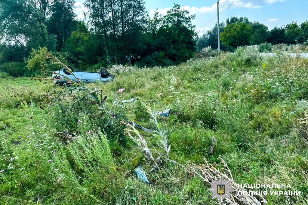 ДТП на Кореччині: 37-річний водій ВАЗу в комі після перекидання авто 1 Наслідки перекидання легковика