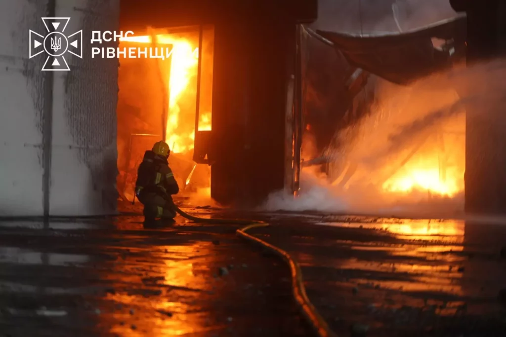 З'явилися фото з місця події: на Рівненщині майже 50 рятувальників гасили масштабну пожежу 4 Охоплені полум'ям складські приміщення
