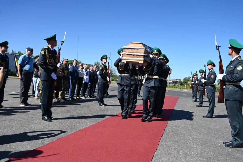 Прах Коновальця доправили до України 1